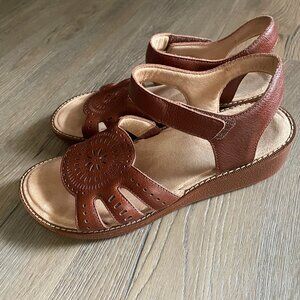 BRIOSO WELLEN WEDGE SANDALS LEATHER PERFORATED GEOMETRIC BROWN SIZE 8.5M!